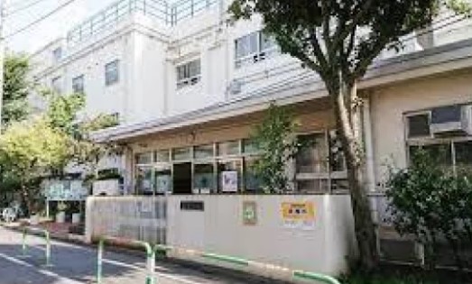 小学校　新宿区立落合第三小学校（小学校）まで529m