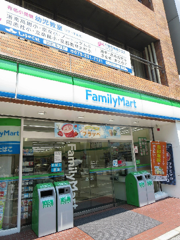 コンビニ　ファミリーマート 四条室町店（コンビニ）まで673m