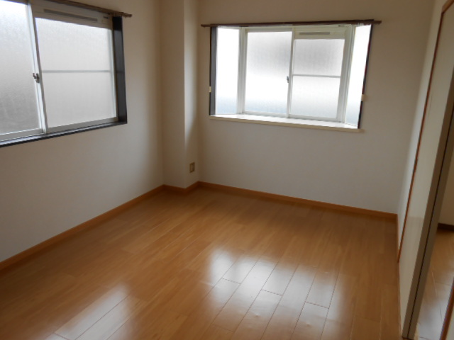 その他部屋・スペース　南面寝室（６，０畳）・東面に換気採光窓あり