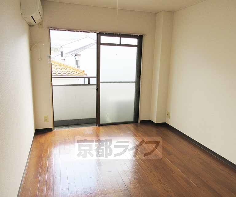 居室・リビング　明るい洋室６帖です