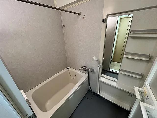 バス・シャワールーム　コンパクトで使いやすいお風呂です