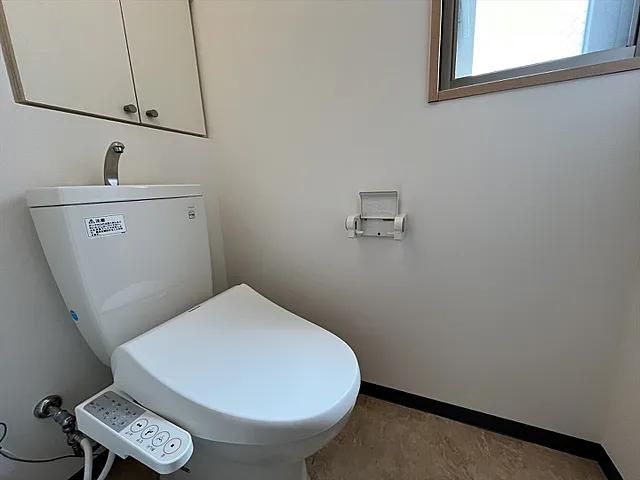 トイレ　落ち着いた色調のトイレです