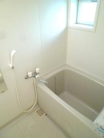 バス・シャワールーム　★窓付きの浴室です★