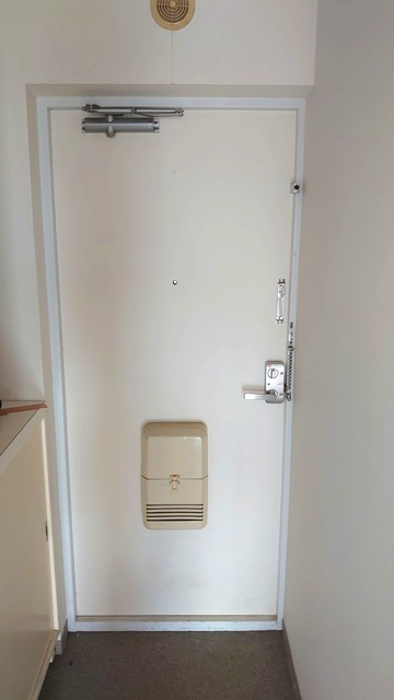 玄関　※別号室の参考写真です(現況優先・仕様違いの場合あり)