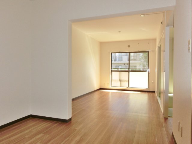 居室・リビング　リビング　※別号室の参考写真です(現況優先・仕様違いの場合あ