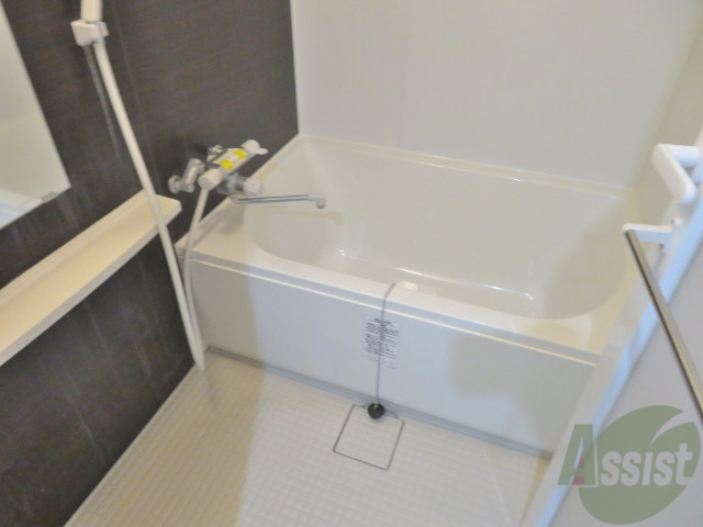 バス・シャワールーム　こちらはお風呂。一日の疲れをここで癒してください。