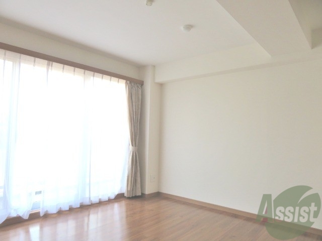 居室・リビング　リビングはこんな感じです。窓が大きくてよく陽が入ってきます。