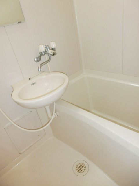 バス・シャワールーム　1日の疲れを洗い流すバスルーム。