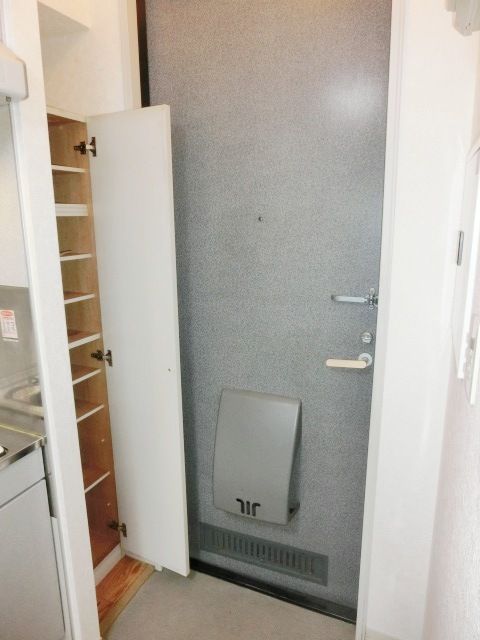 玄関　玄関にはシューズボックスがあります。