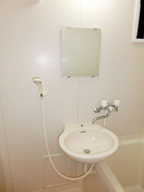 洗面設備　コンパクトな洗面台です。