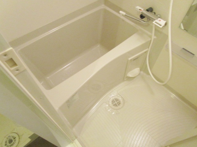 バス・シャワールーム　清潔感のあるバスルームです。