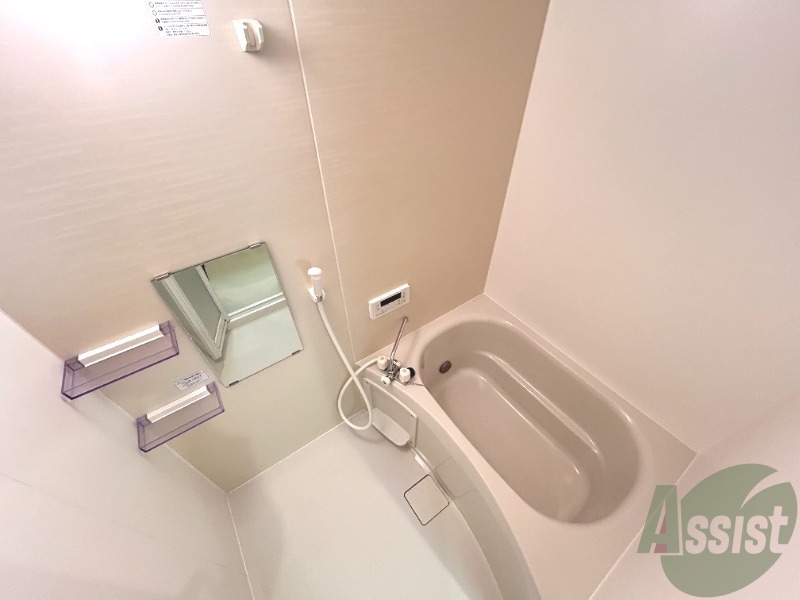 バス・シャワールーム　お風呂には追焚機能がついています。湯船でリラックスできます。