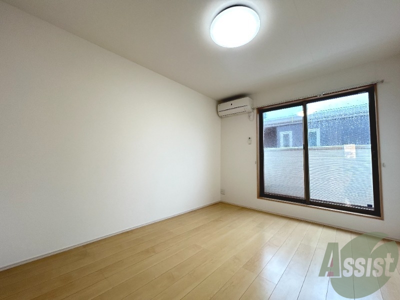 その他部屋・スペース　２階の洋室はこんな感じ。窓から光が差し込んでいいですね～。