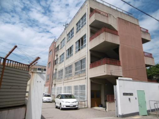 中学校　石切中学校（中学校）まで521m