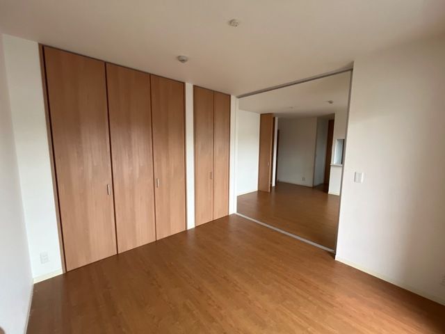 その他部屋・スペース　開放的な寝室です