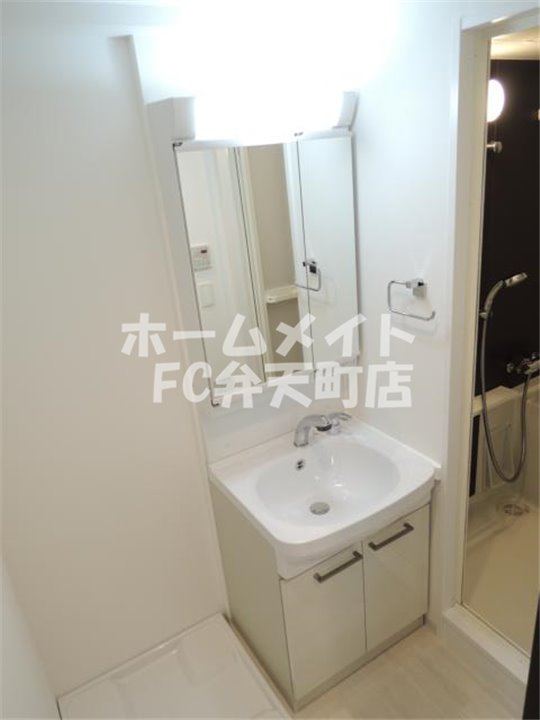 洗面設備　明るい洗面所です