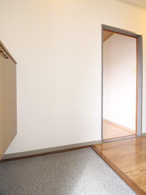 玄関　玄関にはシューズボックスが。