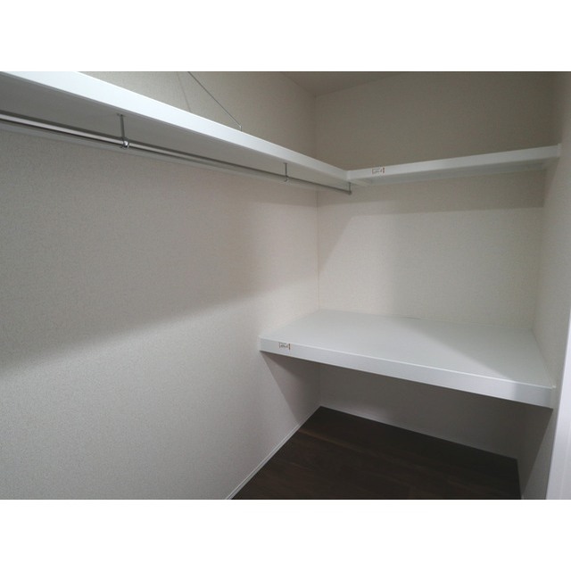 収納　※同建物の他の部屋の写真です。