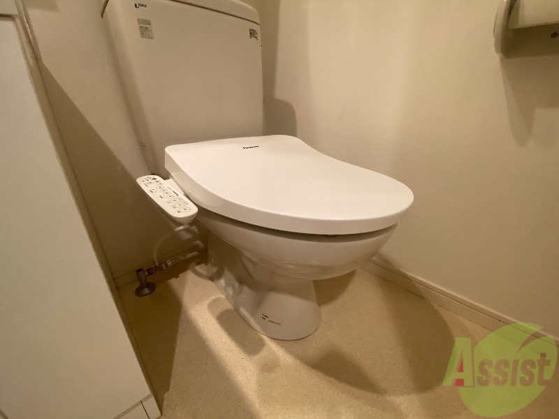 トイレ　トイレは水洗になっており、横のボタンで操作可能です。
