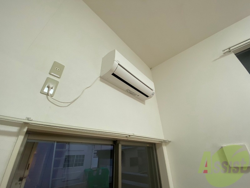 その他設備　エアコンは高い位置にあり、ロフトや部屋全体を包みます。