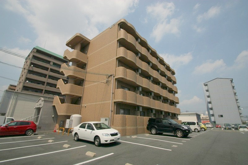建物外観　防音性の高いコンクリート造り