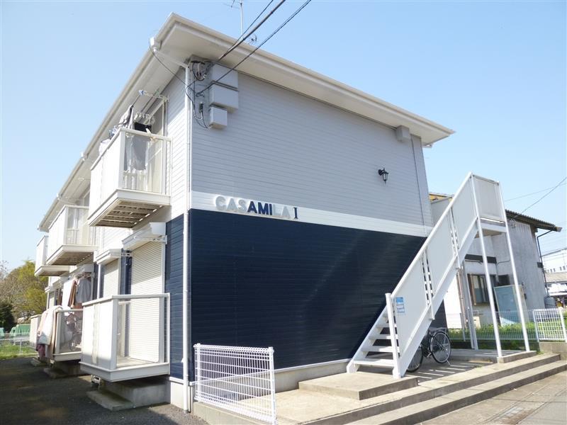建物外観　青と白のツートンカラーがオシャレ！両サイドに階段有り