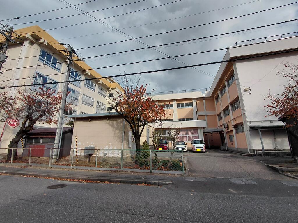 小学校　新潟市立中野山小学校（小学校）まで672m