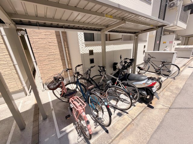駐車場　敷地内には入居者専用の駐輪スペースもあります。