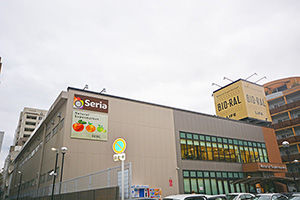 ホームセンター　Seriaビオラル靭店（ホームセンター）まで381m