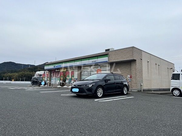 コンビニ　ファミリーマート 豊川赤坂町店（コンビニ）まで563m