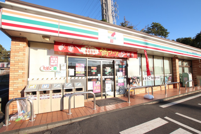 コンビニ　セブンイレブン横浜下飯田駅前店（コンビニ）まで700m