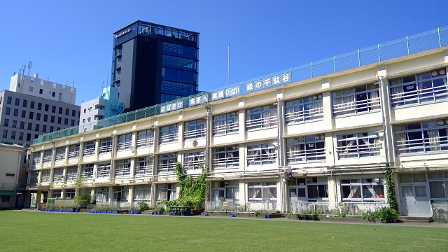 小学校　渋谷区立千駄谷小学校（小学校）まで974m