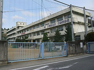中学校　安富中学校（中学校）まで1061m