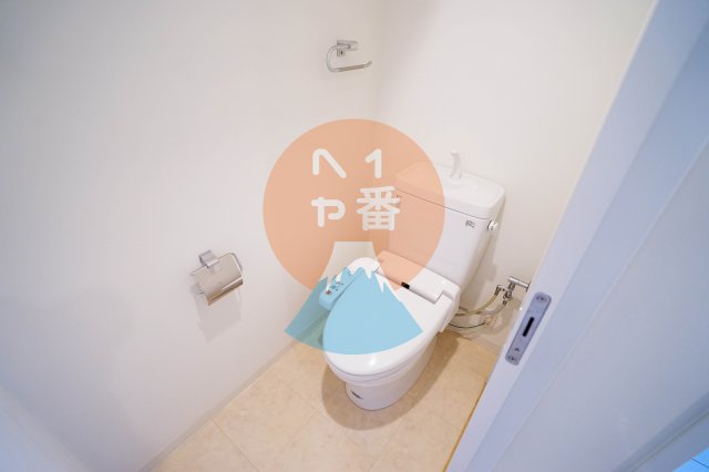 トイレ　ネット無料。落ち着いた色調のトイレです。