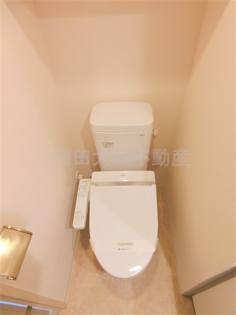 トイレ　棚収納と温水洗浄便座付きトイレ