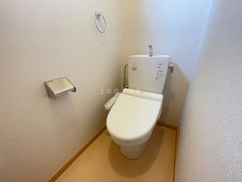 トイレ　嬉しい温水洗浄便座付きのトイレです。