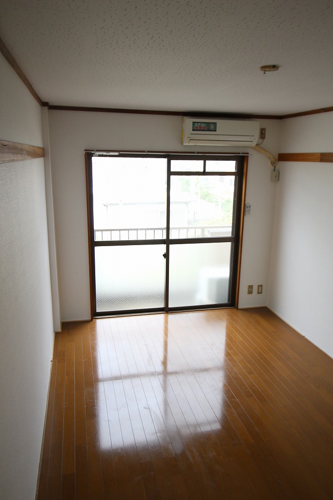 居室・リビング　同物件、別の部屋の写真です