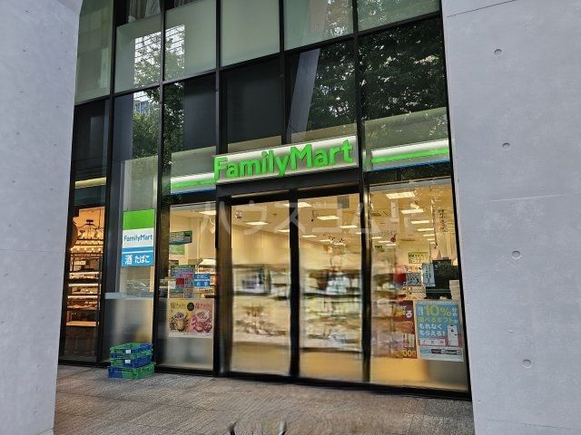 コンビニ　ファミリーマート Dタワー西新宿店（コンビニ）まで386m