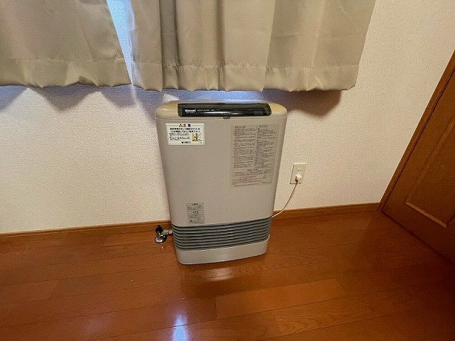 その他設備　居室：１Fはフローリング　2Fは絨毯