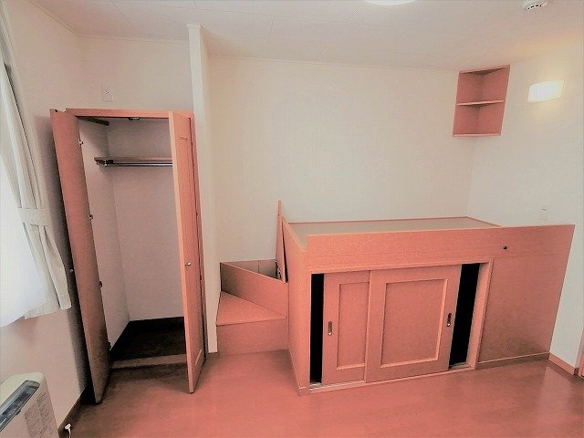 収納　居室：１Fはフローリング　2Fは絨毯