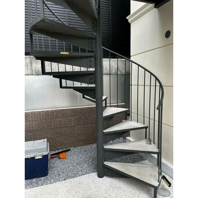 その他　玄関前の203号室専用階段