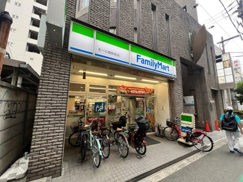 コンビニ　ファミリーマート あべの橋駅前店（コンビニ）まで304m