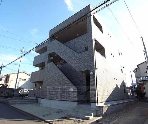 建物外観　伏見駅・丹波橋駅の間に建つマンションです。