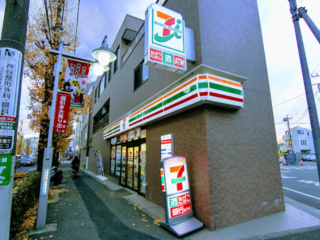 コンビニ　セブンイレブン世田谷桜小前店（コンビニ）まで551m