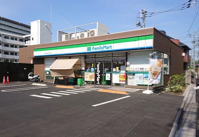 コンビニ　ファミリーマート　世田谷弦巻五丁目店（コンビニ）まで957m