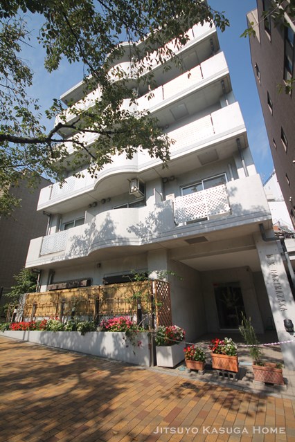 建物外観　播磨坂さくら並木沿いの好立地。春には桜が咲き誇ります。