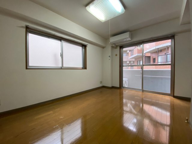 居室・リビング　約８帖の広々とした陽当たりの良いお部屋です