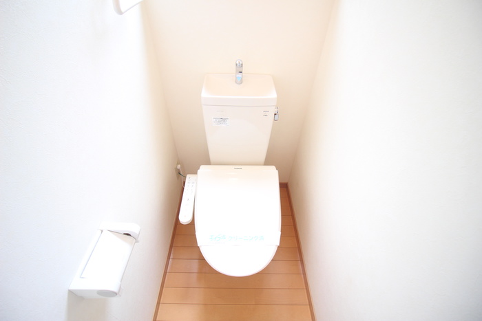 トイレ　別号室のお写真になります。