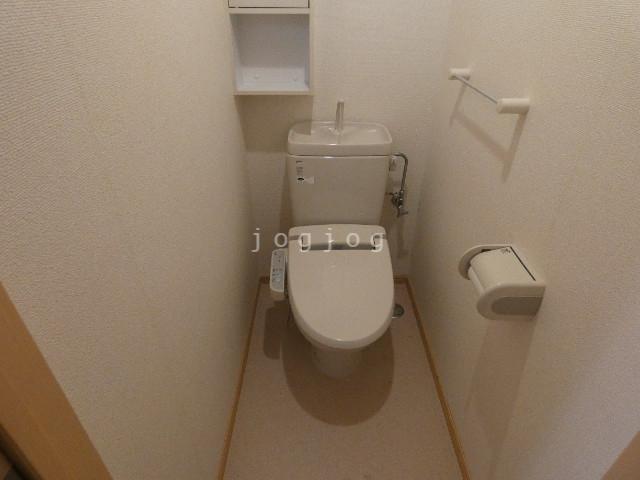 トイレ　嬉しい温水洗浄便座付きのトイレです。