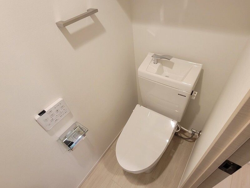 トイレ　落ち着いた色調のトイレです